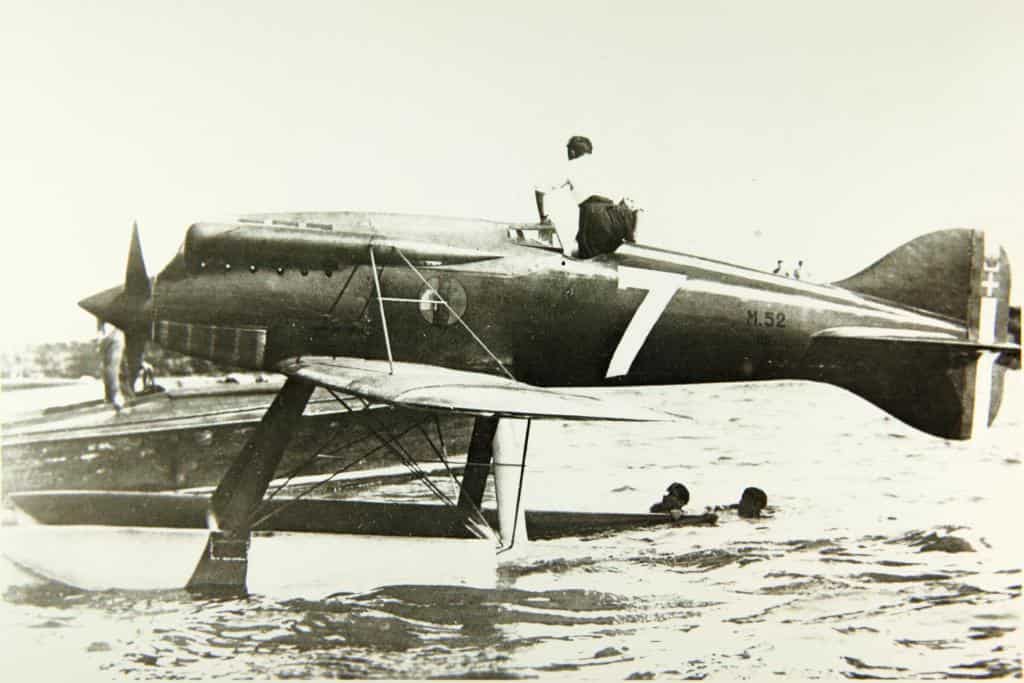Гоночный гидроплан Макки М.52 борт М.М.82 (стартовый № 7), на котором Артуро Феррарин занял в Венеции 6-е место, сойдя с дистанции на первом же кругеMacchi M.52 number 7. (San Diego Air and Space Museum Archive)